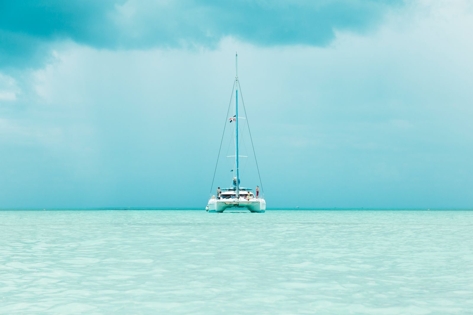Catamarán en aguas turquesa de Punta Cana