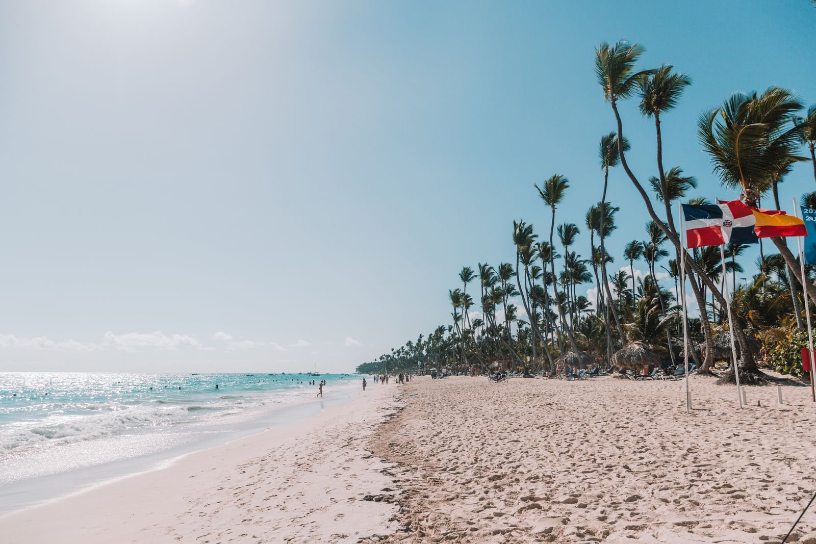 Playa de Punta Cana con banderas dominicanas