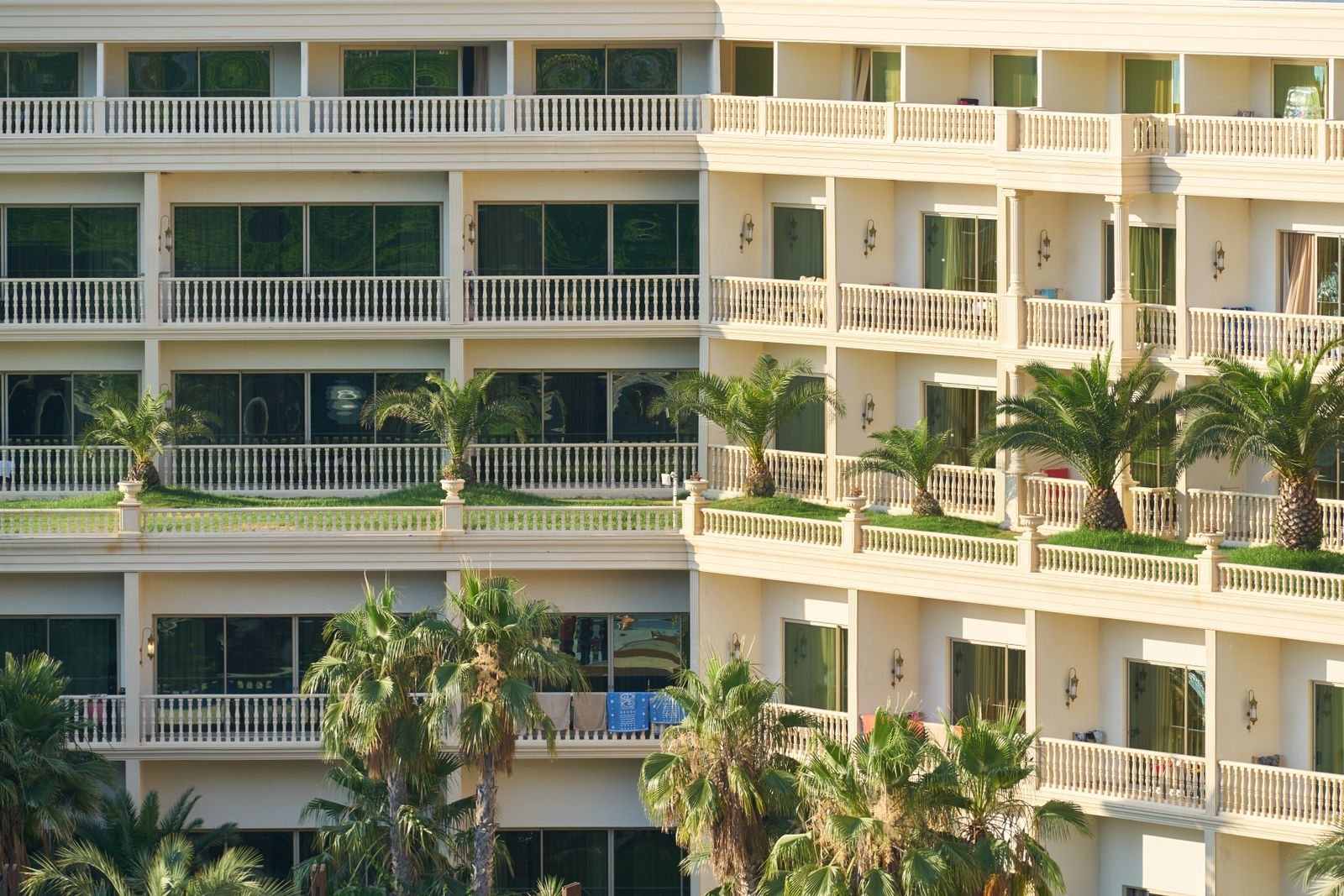 Edificio de apartamentos con palmeras