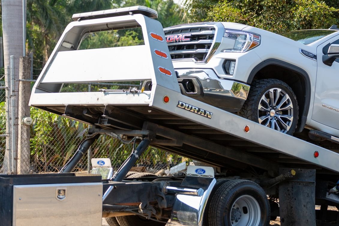 Grúa de plataforma cargando una camioneta