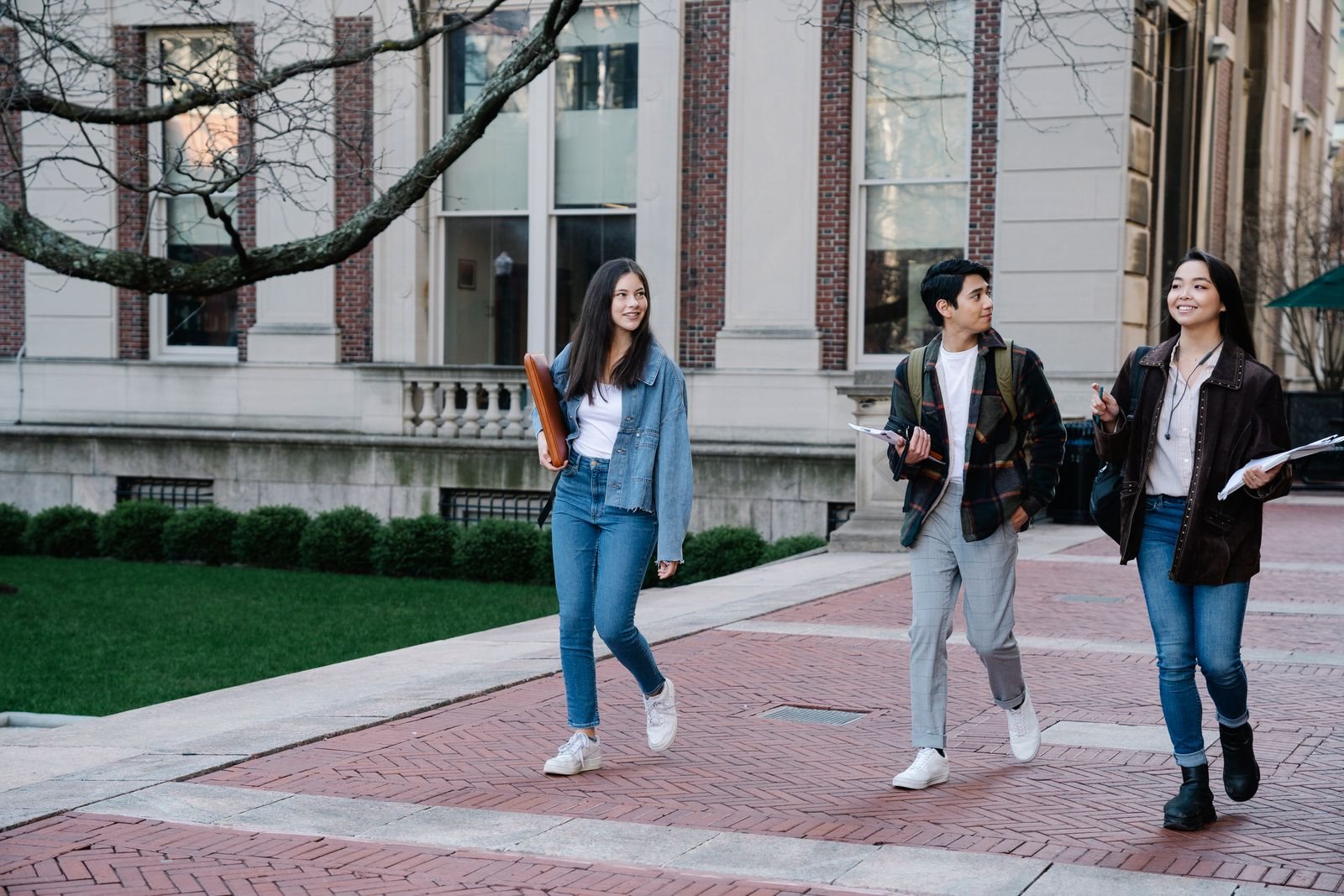 Estudiantes caminando por un campus universitario